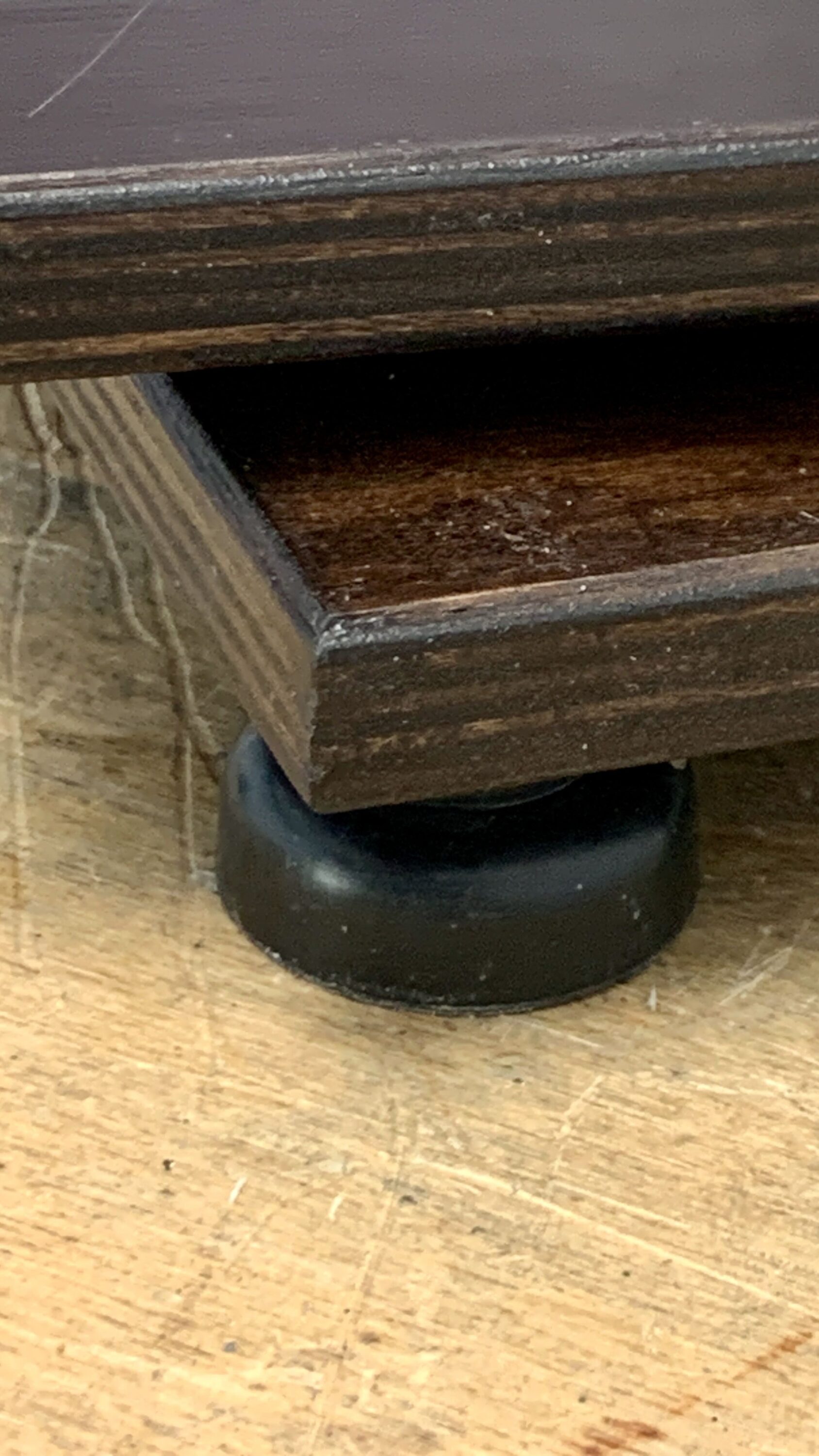 Non slip adjuastable feet